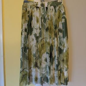 XS green and white floral skirt